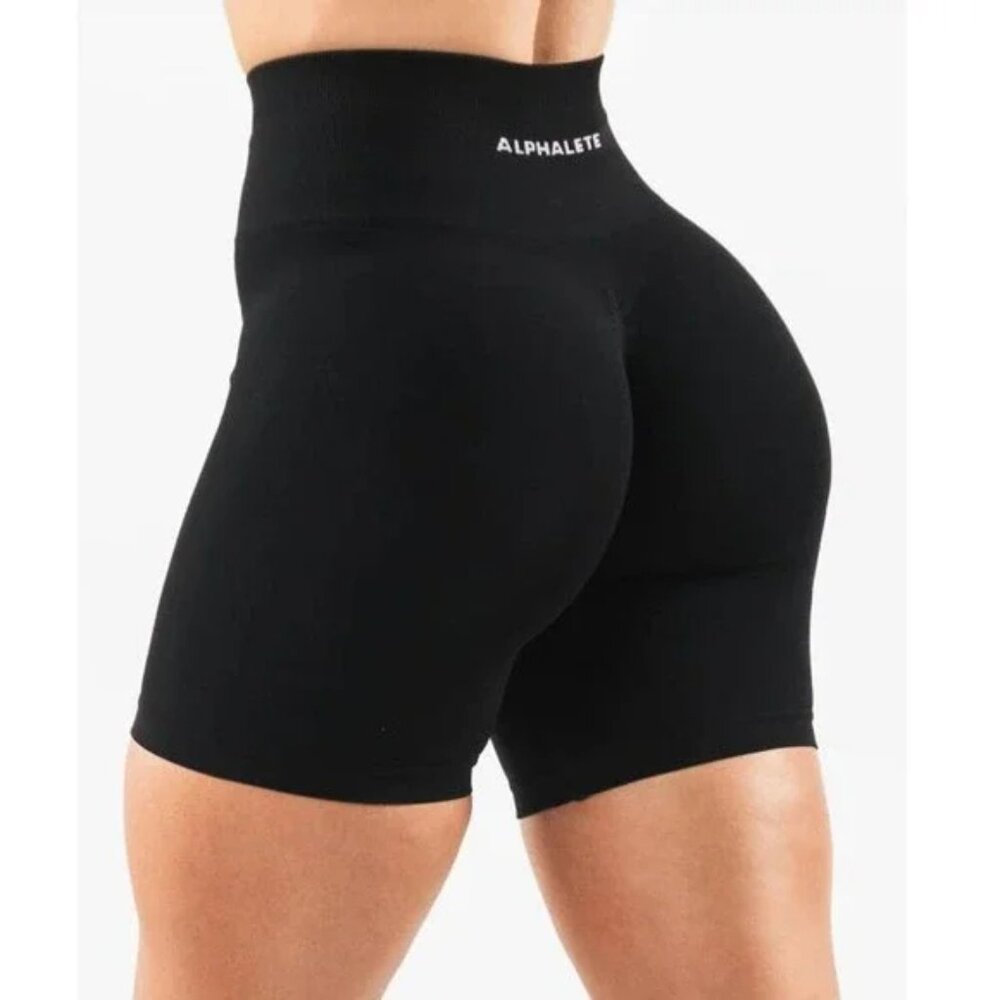 ALPHALETE Women's Seamless Scrunch Short Black